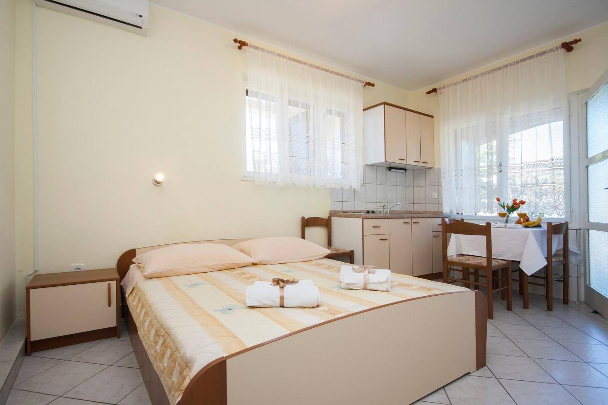Family Apartments & Rooms Mikelin Primošten Exterior foto